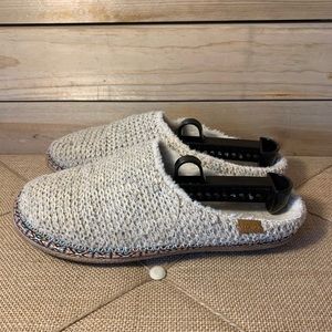 TOMS Sweater Knit Slippers Women’s Size 10